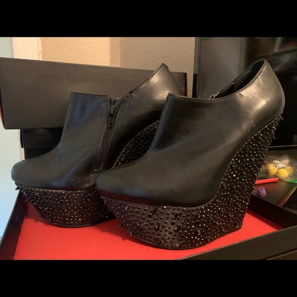 Wild Thing, black wedges with sequin sparkles and spikes(small) size 8.5 - Picture 1 of 3